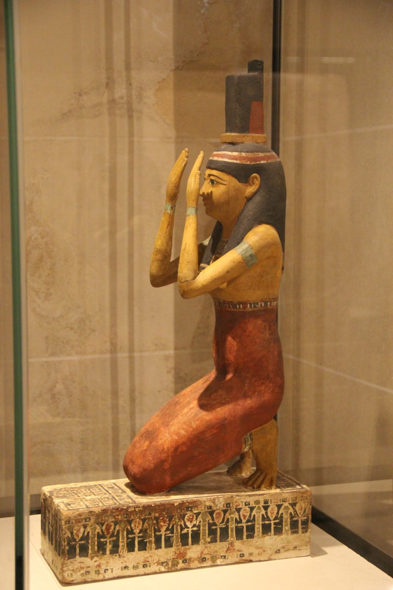 Estátua de madeira pintada da deusa Ísis, representando as divindades femininas e os saberes antigos